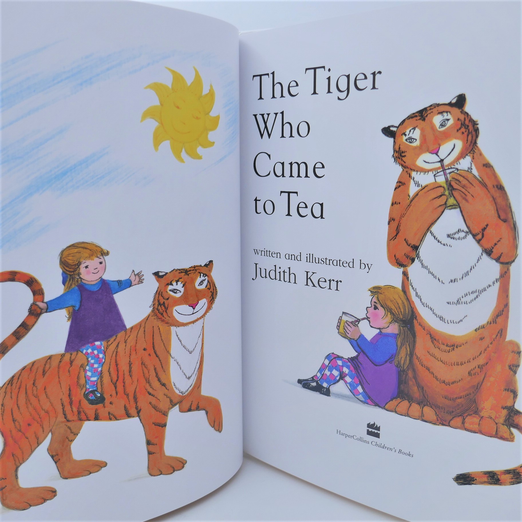 The Tiger Who Came To Tea. Gift Edition (2013) - Image 3