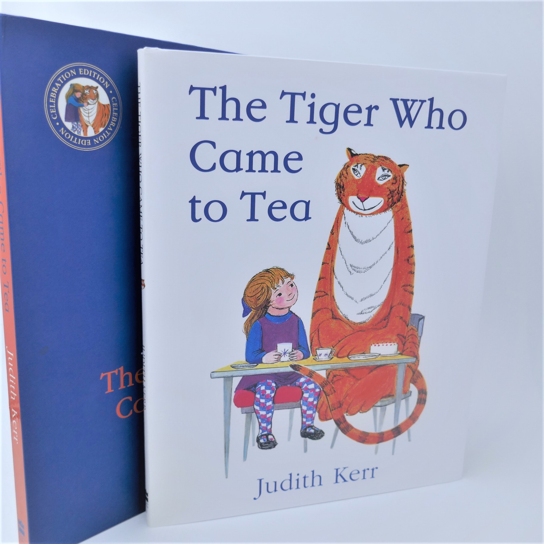 The Tiger Who Came To Tea. Gift Edition (2013) - Image 2
