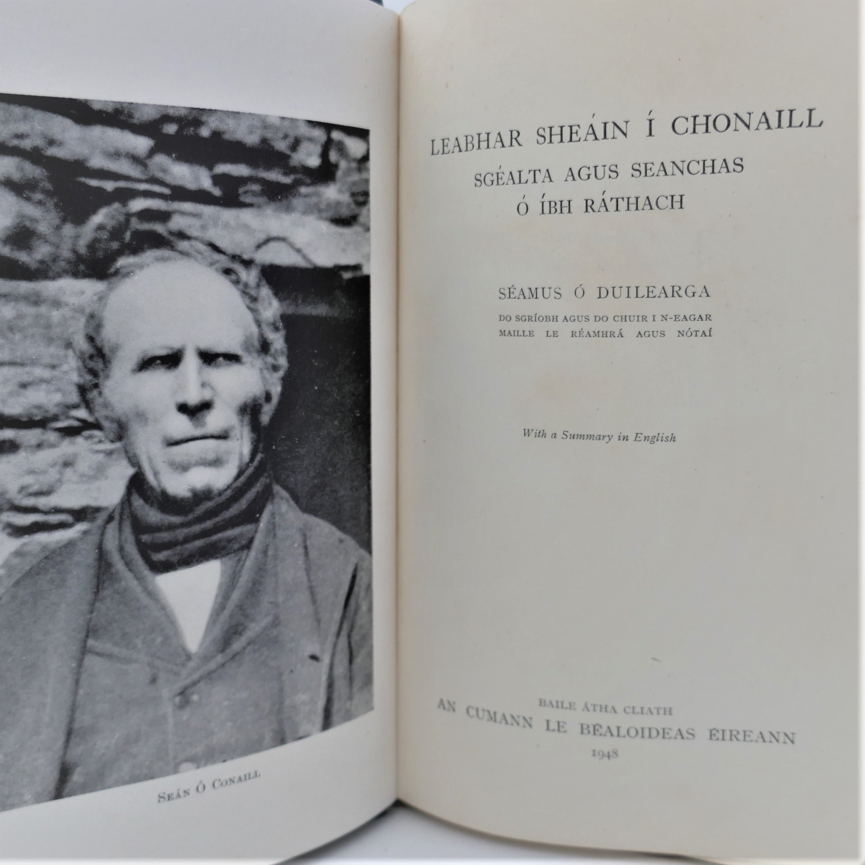 Leabhar Sheáin Í Chonaill. With a Summary in English (1948) - Image 3