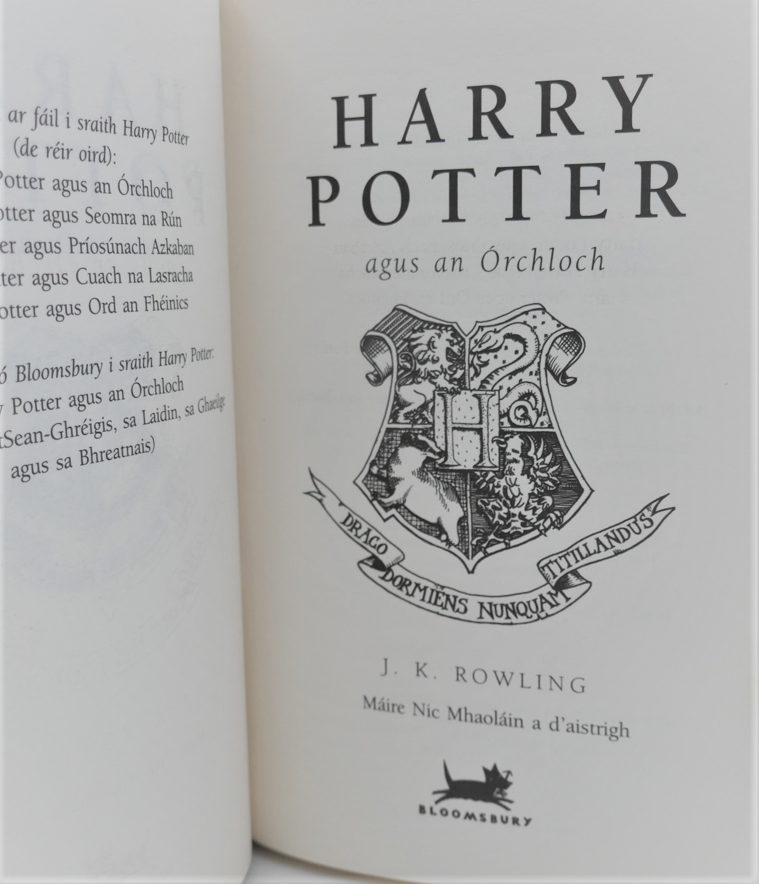 Harry Potter agus an Órchloch. First Irish Language Edition (2004) - Image 2