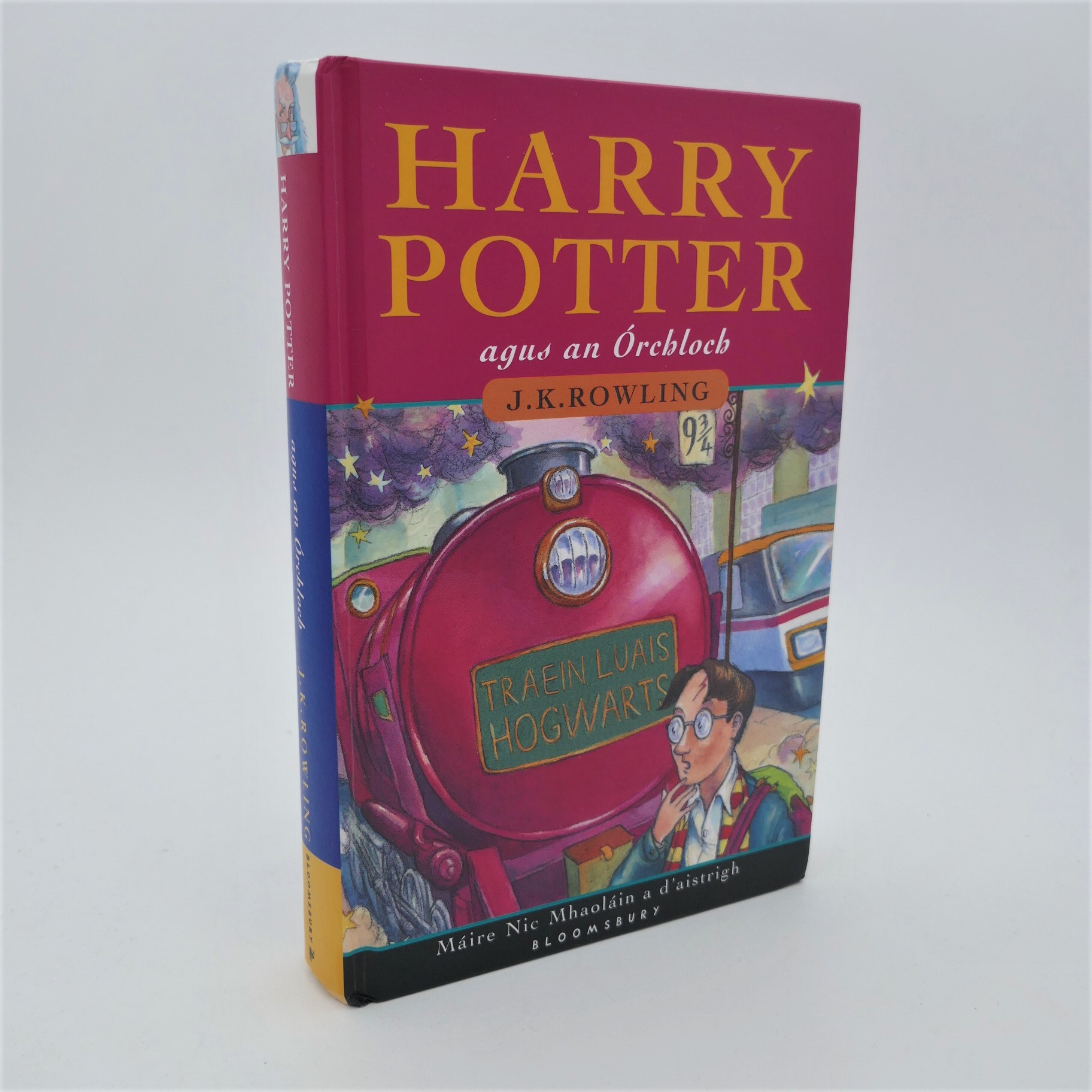 Harry Potter agus an Órchloch. First Irish Language Edition (2004)