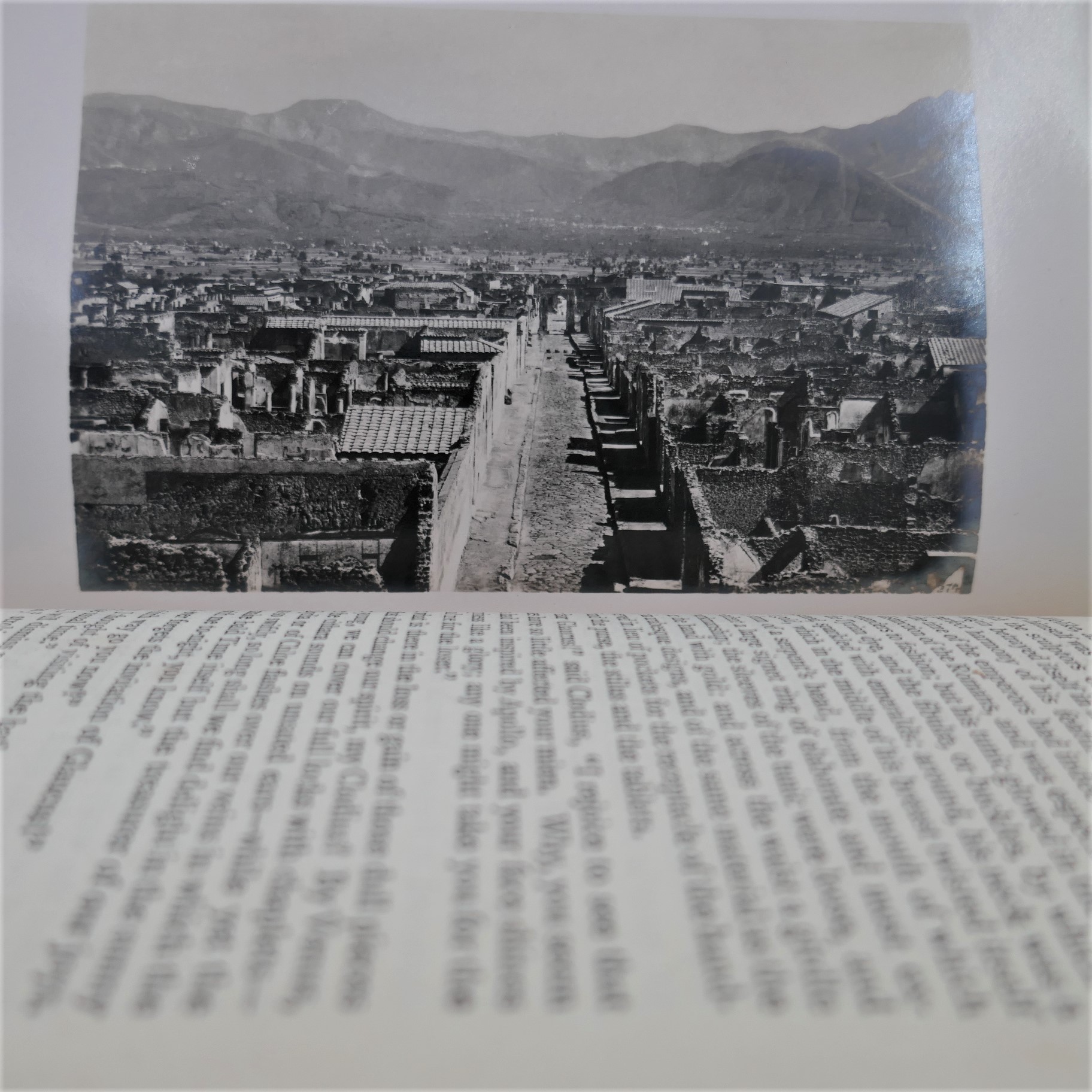 The Last Days of Pompeii. Second Copyright Edition (1979) - Image 3